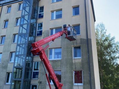 Dresden-Fassadenwaesche-Mehrfamilienhaus-Algenmax-Farbnuance-Renovierung-Fassadenreinigung-Reinigung-3-400×300