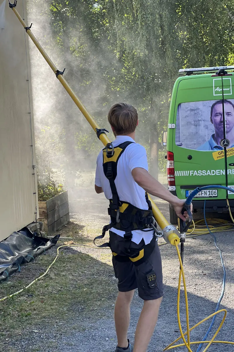 Algenmax® Fassadenreinigung in Sachsen, Thüringen und im Nordwesten der Tschechei - Niklas Schramm bei der Arbeit