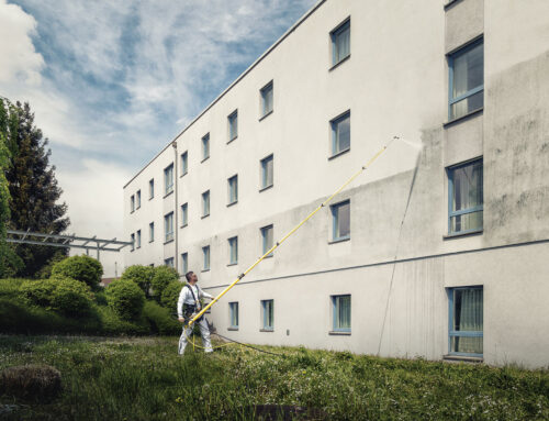 Gesetzeskonforme Fassadenreinigung: Warum Wohnungsunternehmen jetzt genauer hinschauen müssen