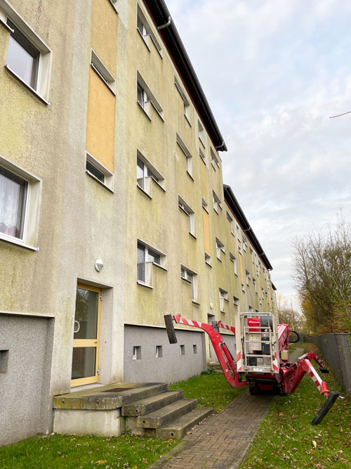 Fassadenreinigung eines Mehrfamilienhauses in Meerane/Sachsen