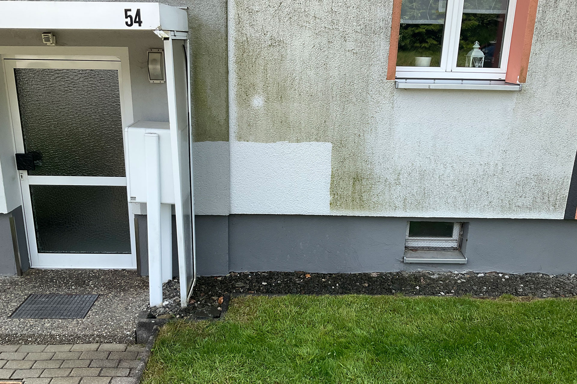 Fassadenreinigung: Probefläche an Mehrfamilienhaus