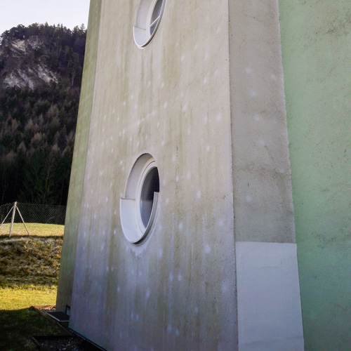 Dübelabzeichnungen an der Fassade